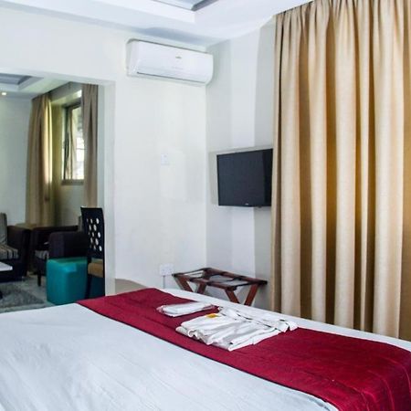 Glee Hotel Aliayabiagba Εξωτερικό φωτογραφία