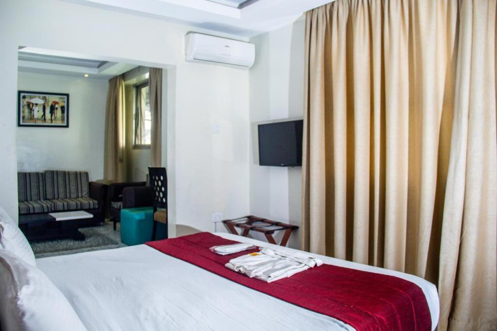 Glee Hotel Aliayabiagba Εξωτερικό φωτογραφία