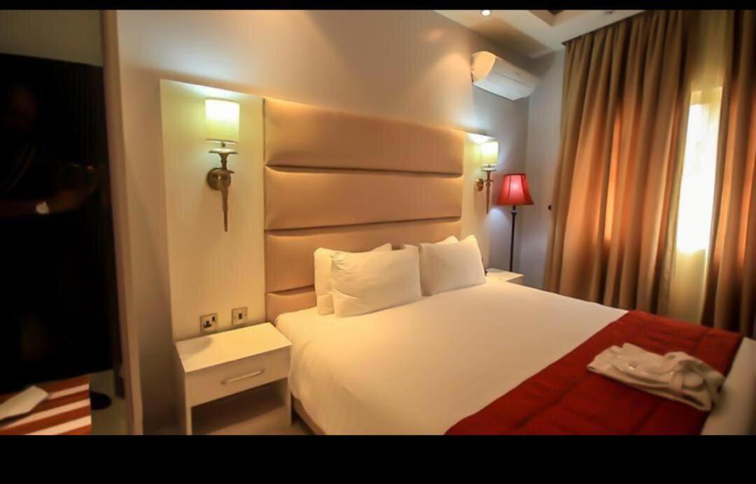 Glee Hotel Aliayabiagba Εξωτερικό φωτογραφία