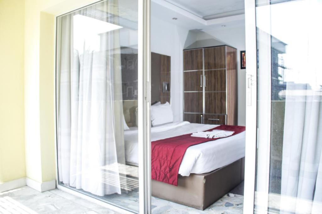 Glee Hotel Aliayabiagba Εξωτερικό φωτογραφία