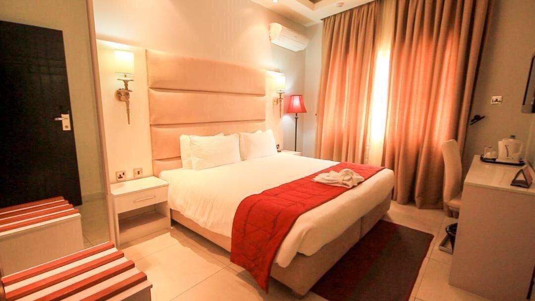 Glee Hotel Aliayabiagba Εξωτερικό φωτογραφία