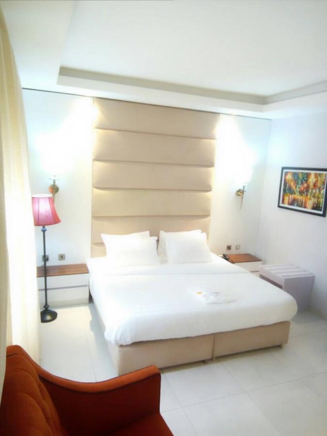 Glee Hotel Aliayabiagba Εξωτερικό φωτογραφία