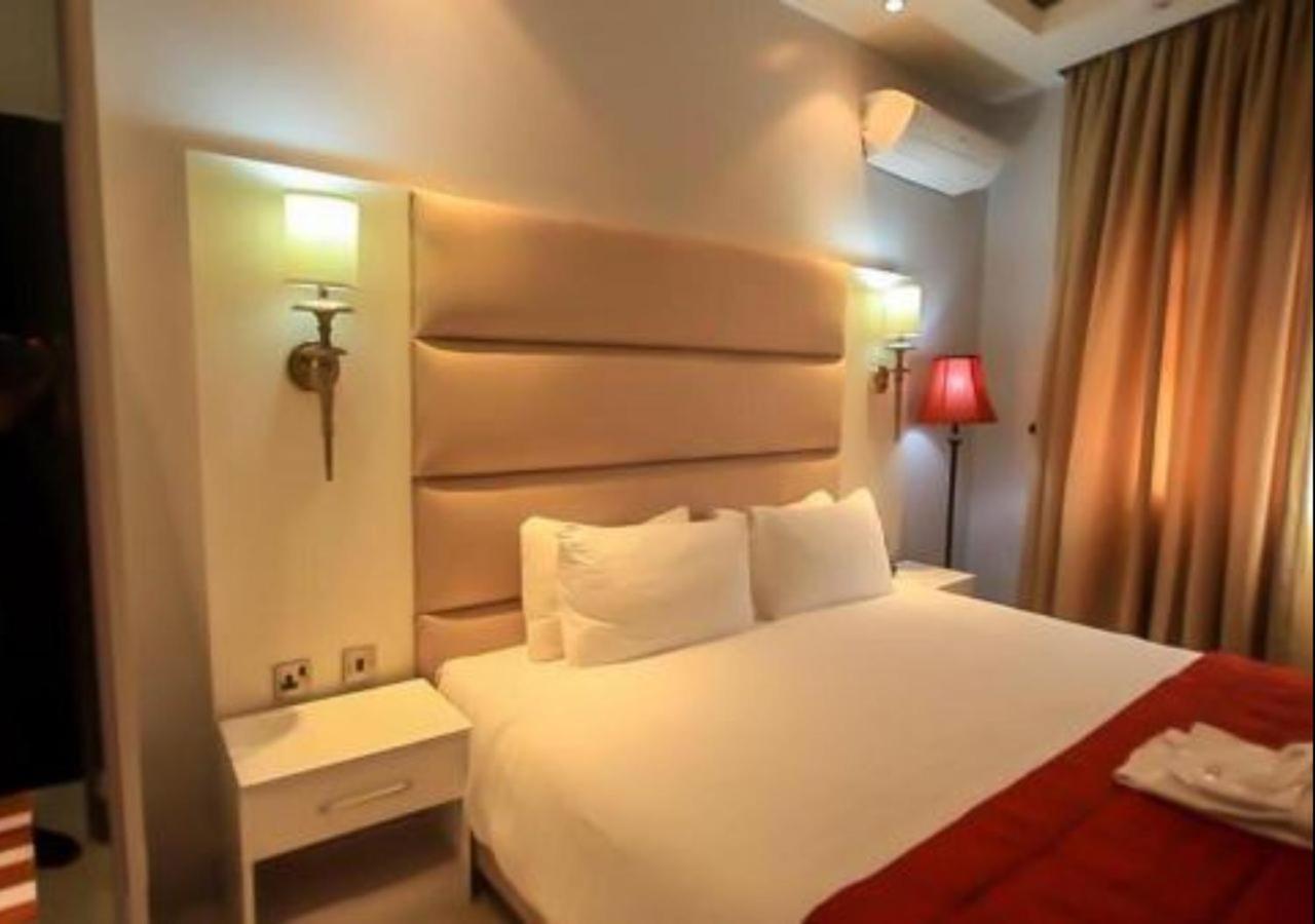 Glee Hotel Aliayabiagba Εξωτερικό φωτογραφία