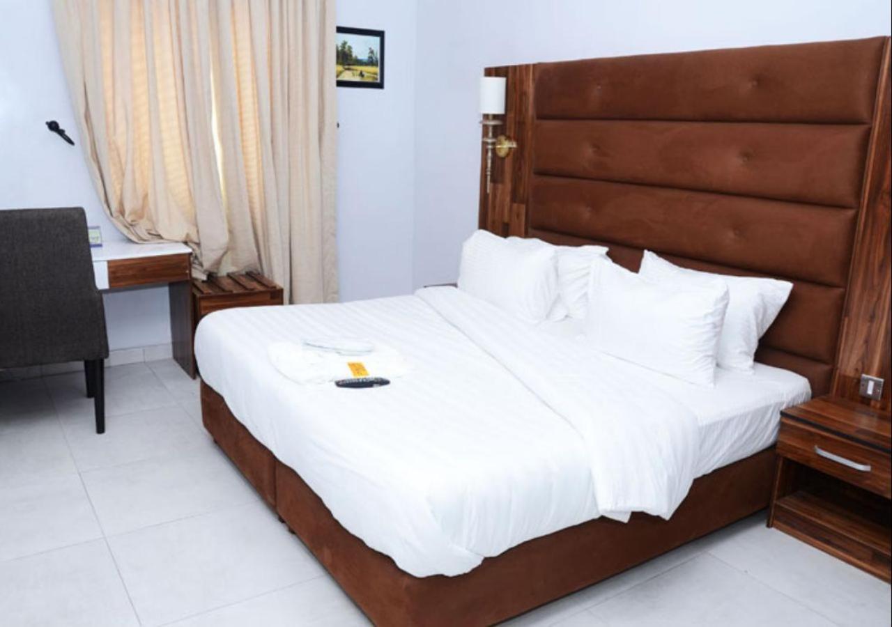 Glee Hotel Aliayabiagba Εξωτερικό φωτογραφία
