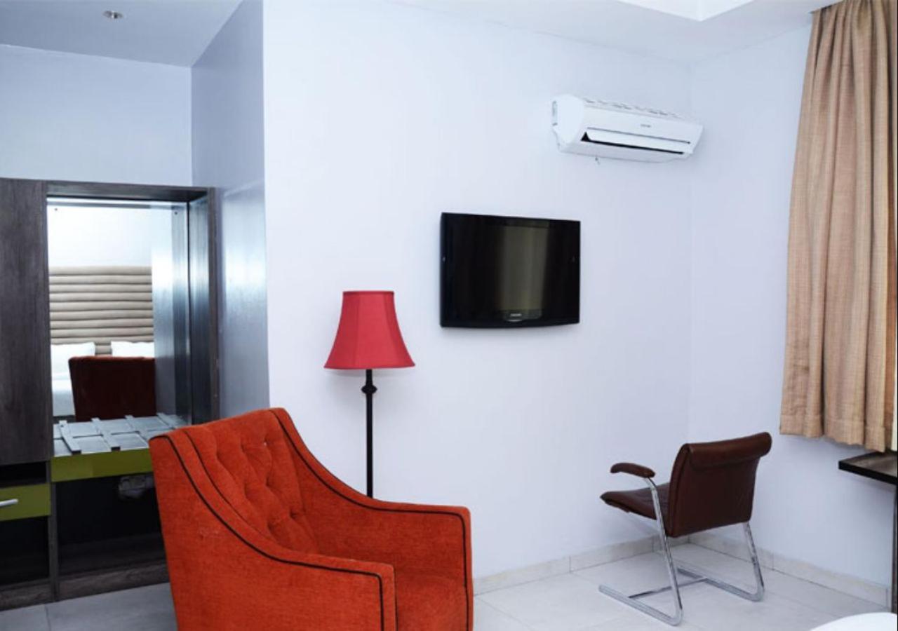 Glee Hotel Aliayabiagba Εξωτερικό φωτογραφία