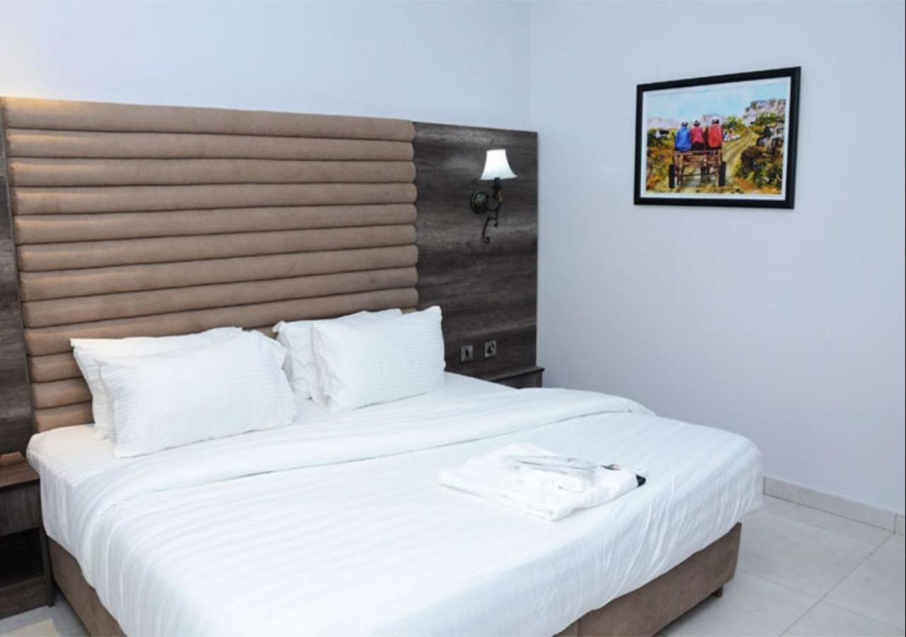 Glee Hotel Aliayabiagba Εξωτερικό φωτογραφία