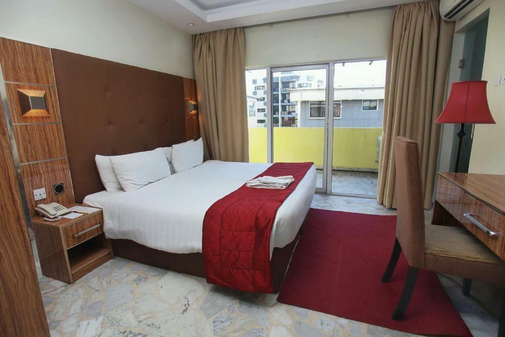 Glee Hotel Aliayabiagba Εξωτερικό φωτογραφία