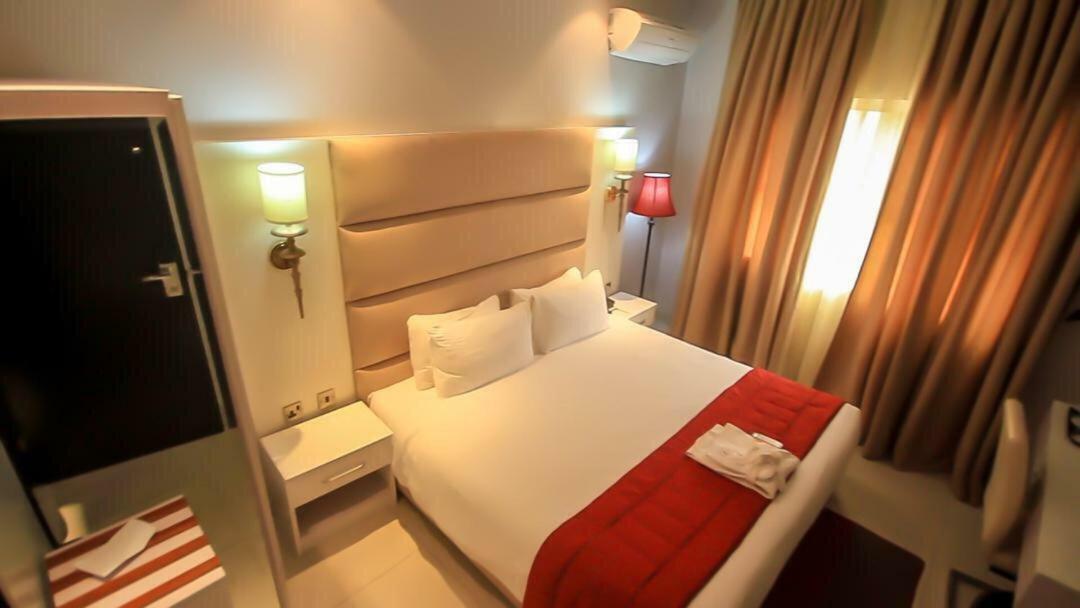 Glee Hotel Aliayabiagba Εξωτερικό φωτογραφία