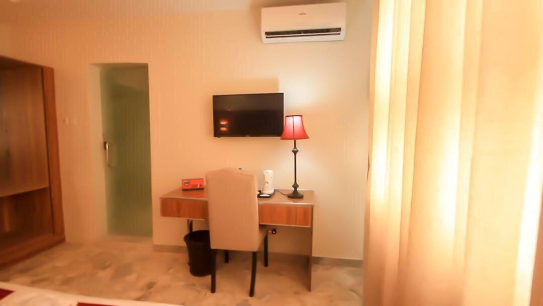 Glee Hotel Aliayabiagba Εξωτερικό φωτογραφία