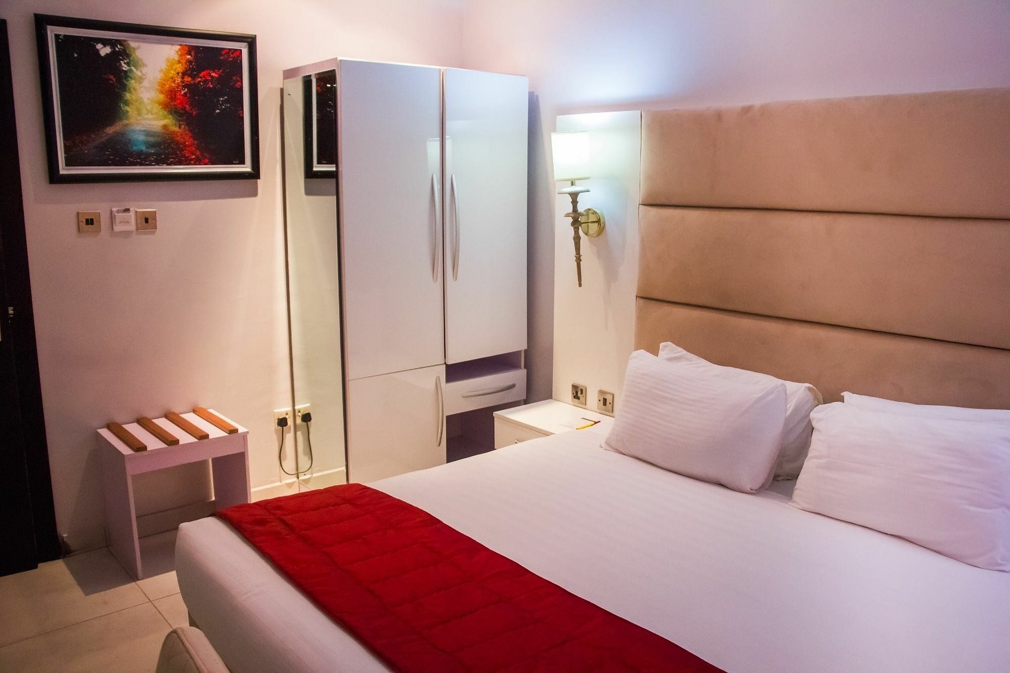 Glee Hotel Aliayabiagba Εξωτερικό φωτογραφία