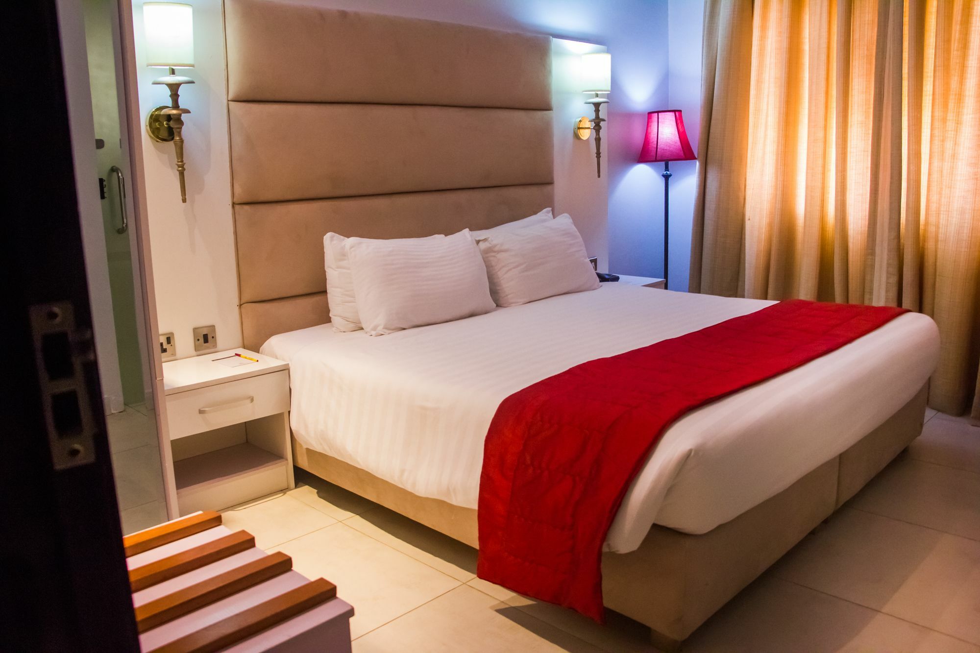 Glee Hotel Aliayabiagba Εξωτερικό φωτογραφία